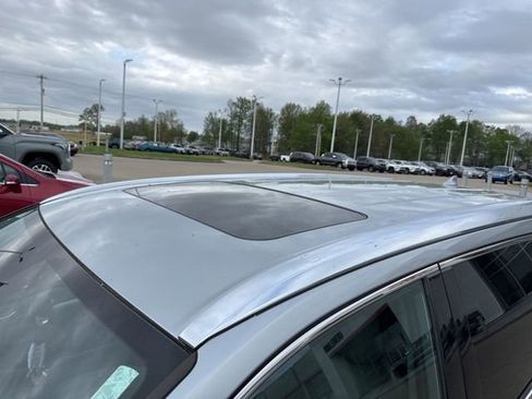 Used 2019 Toyota Highlander XLE image 3