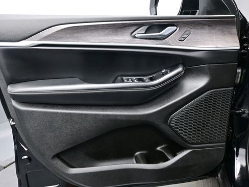 Used 2023 Jeep Grand Cherokee Limited w/ MOPAR Finishing Package image 9