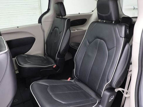 Used 2024 Chrysler Pacifica Limited image 11