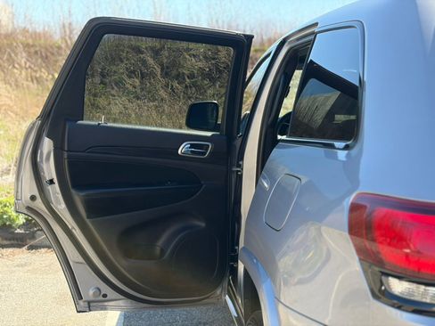 Used 2019 Jeep Grand Cherokee Altitude image 13