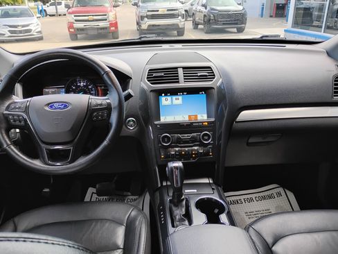 Used 2018 Ford Explorer XLT w/ Equipment Group 202A AWD/4WD image 5