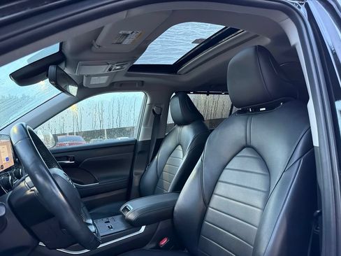 Used 2023 Toyota Highlander XLE FWD image 5
