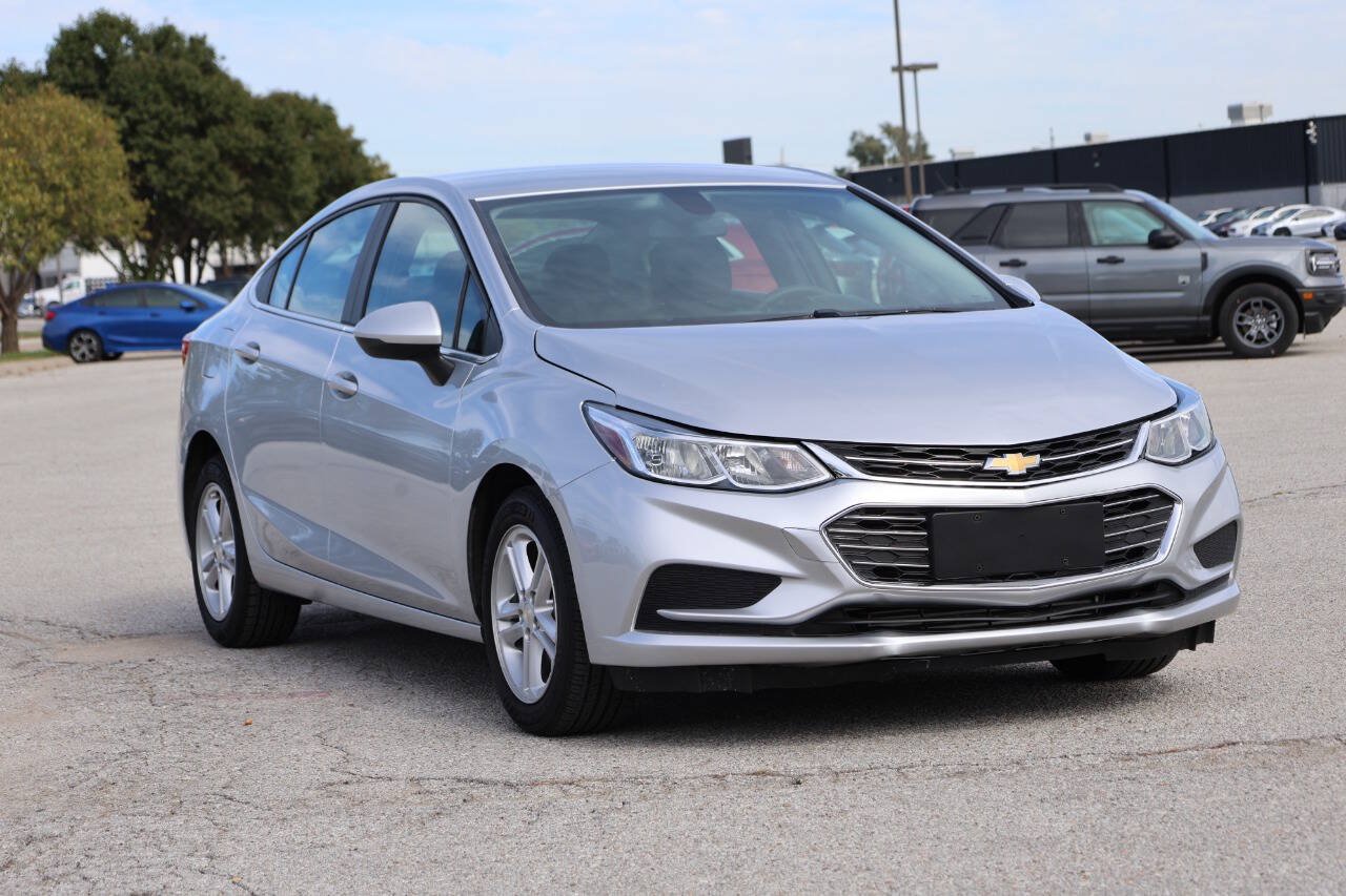 Used 2018 Chevrolet Cruze LT w/ Convenience Package FWD image 4