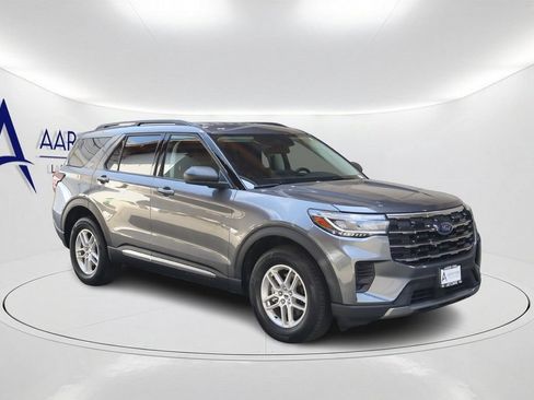 Used 2025 Ford Explorer Active AWD/4WD image 3