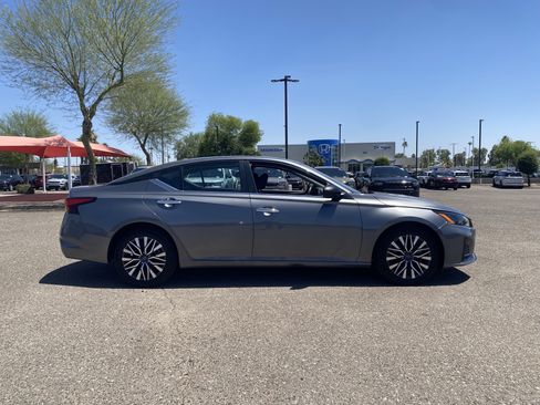 Used 2024 Nissan Altima 2.5 SV FWD image 7