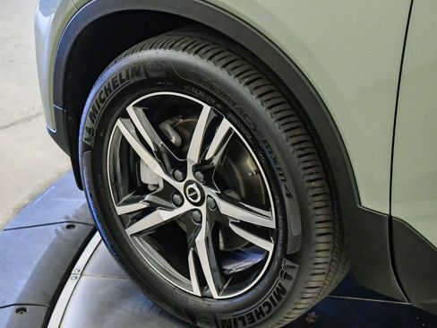 Certified 2025 Volvo XC40 B5 Core AWD/4WD image 10