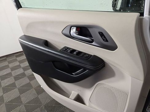 Used 2024 Chrysler Pacifica Touring-L FWD image 28