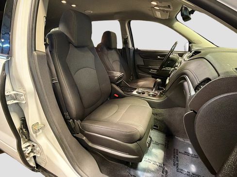 Used 2017 Chevrolet Traverse LT image 31