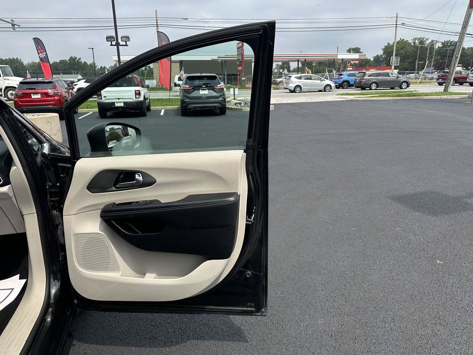 Used 2023 Chrysler Pacifica Touring-L FWD image 20