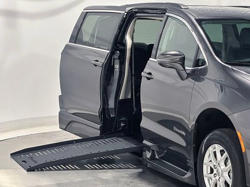Used 2022 Chrysler Pacifica Touring-L FWD image 24