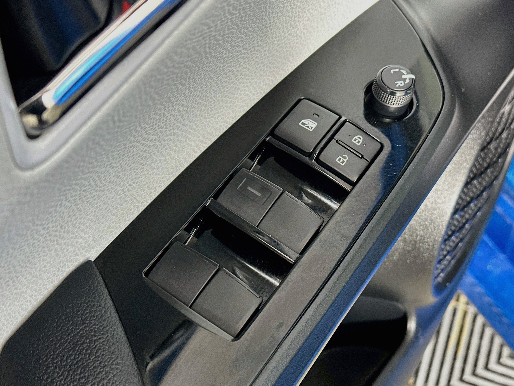 Used 2022 Toyota Prius Limited w/ Premium Convenience Package FWD image 18