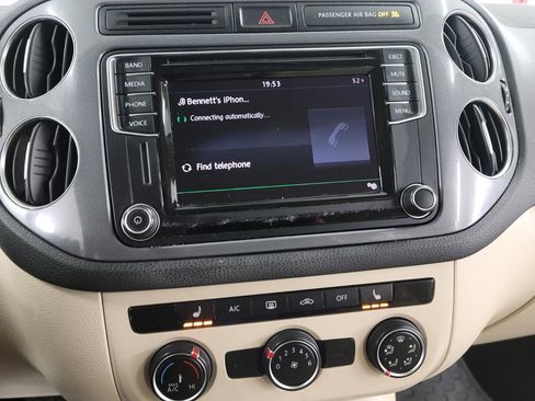 Used 2017 Volkswagen Tiguan S image 17