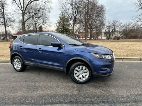 Used 2020 Nissan Rogue Sport S image 2