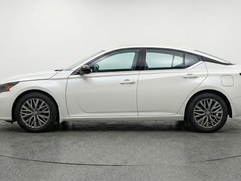 Used 2025 Nissan Altima 2.5 SV FWD image 5