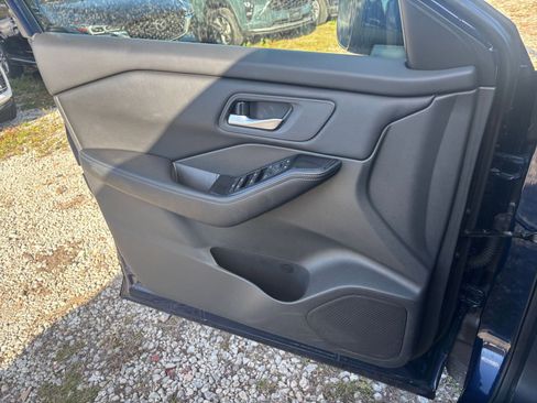 Used 2025 Nissan Rogue SV image 18