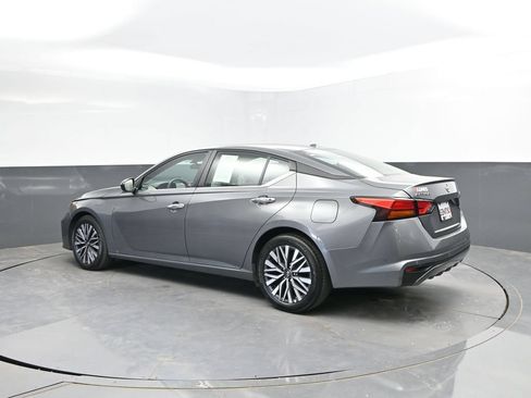 Used 2025 Nissan Altima 2.5 SV FWD image 7