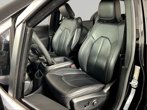 Used 2025 Chrysler Pacifica Select FWD image 20