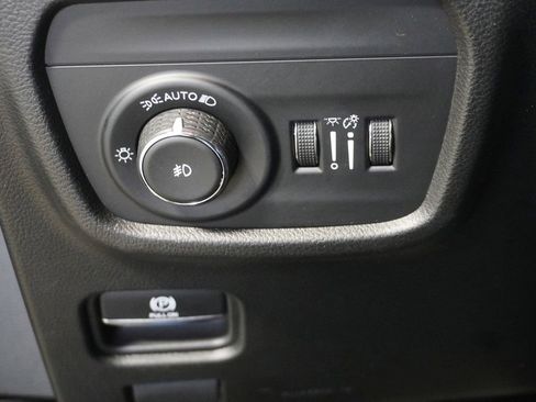 Used 2023 Jeep Grand Cherokee Limited w/ Luxury Tech Group II image 28