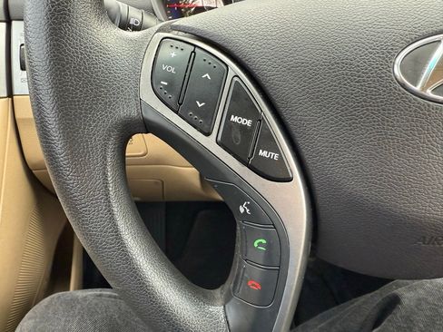 Used 2013 Hyundai Elantra GLS w/ Preferred Pkg image 12