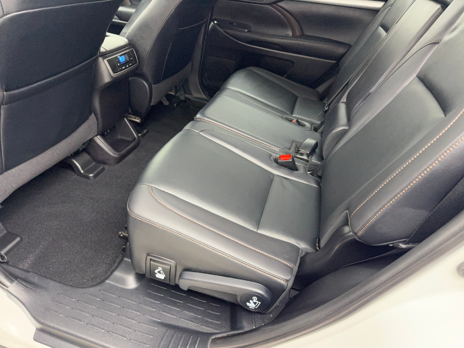 Used 2019 Toyota Highlander XLE AWD/4WD image 47