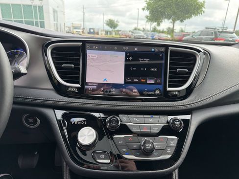 New 2027 Chrysler Pacifica Limited FWD image 17