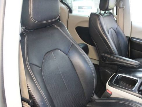 Used 2022 Chrysler Pacifica Touring-L FWD image 11