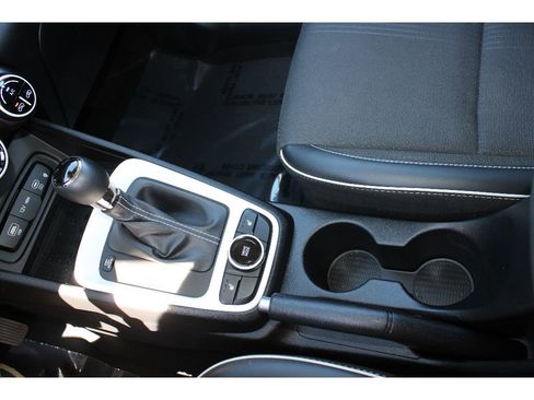 Used 2024 Hyundai Venue Limited image 29