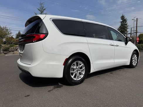 Used 2023 Chrysler Pacifica Touring FWD image 3