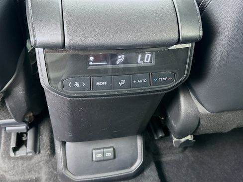 Used 2023 Toyota Highlander XLE AWD/4WD image 17