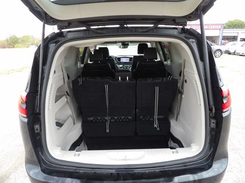 Used 2024 Chrysler Pacifica Touring-L FWD image 9