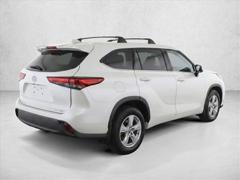 Used 2021 Toyota Highlander LE AWD/4WD image 7