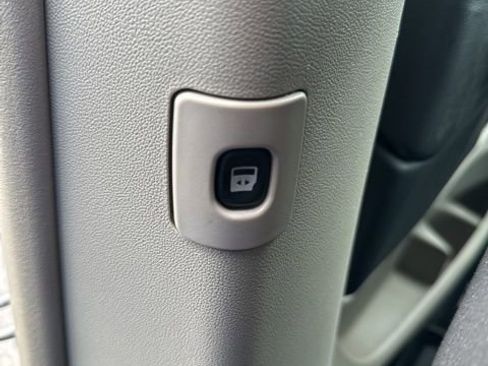 Used 2013 Chrysler Town & Country Touring FWD image 13