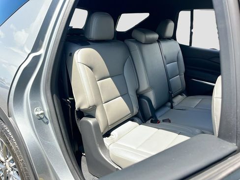 Used 2024 Chevrolet Traverse LT FWD image 28