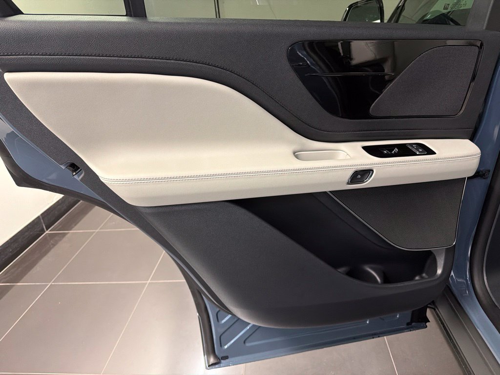 Used 2026 Lincoln Aviator AWD image 36