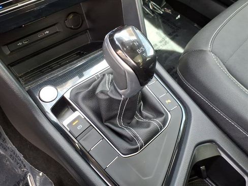 Certified 2025 Volkswagen Taos SE image 32