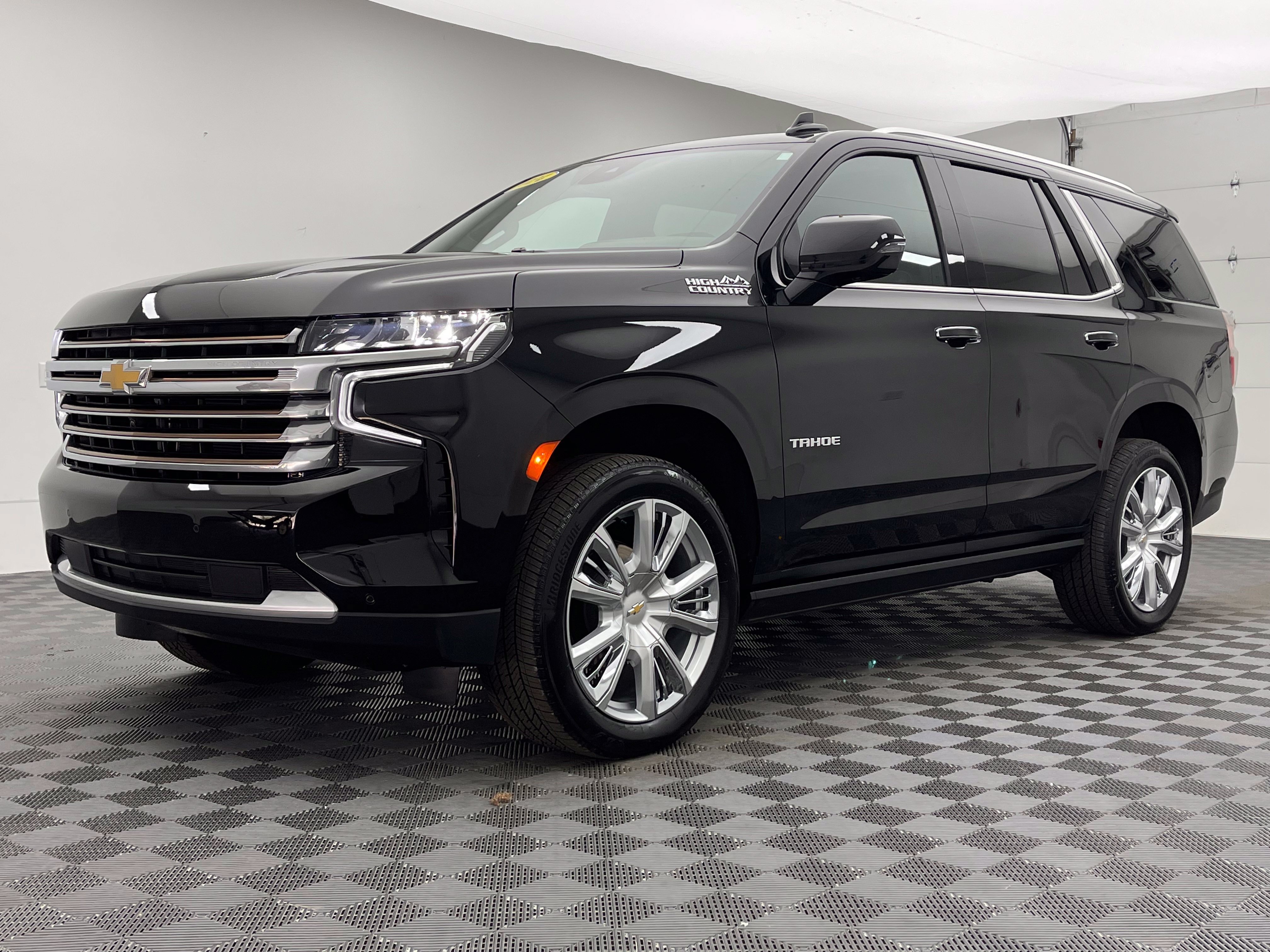 Used 2024 Chevrolet Tahoe High Country AWD/4WD image 2