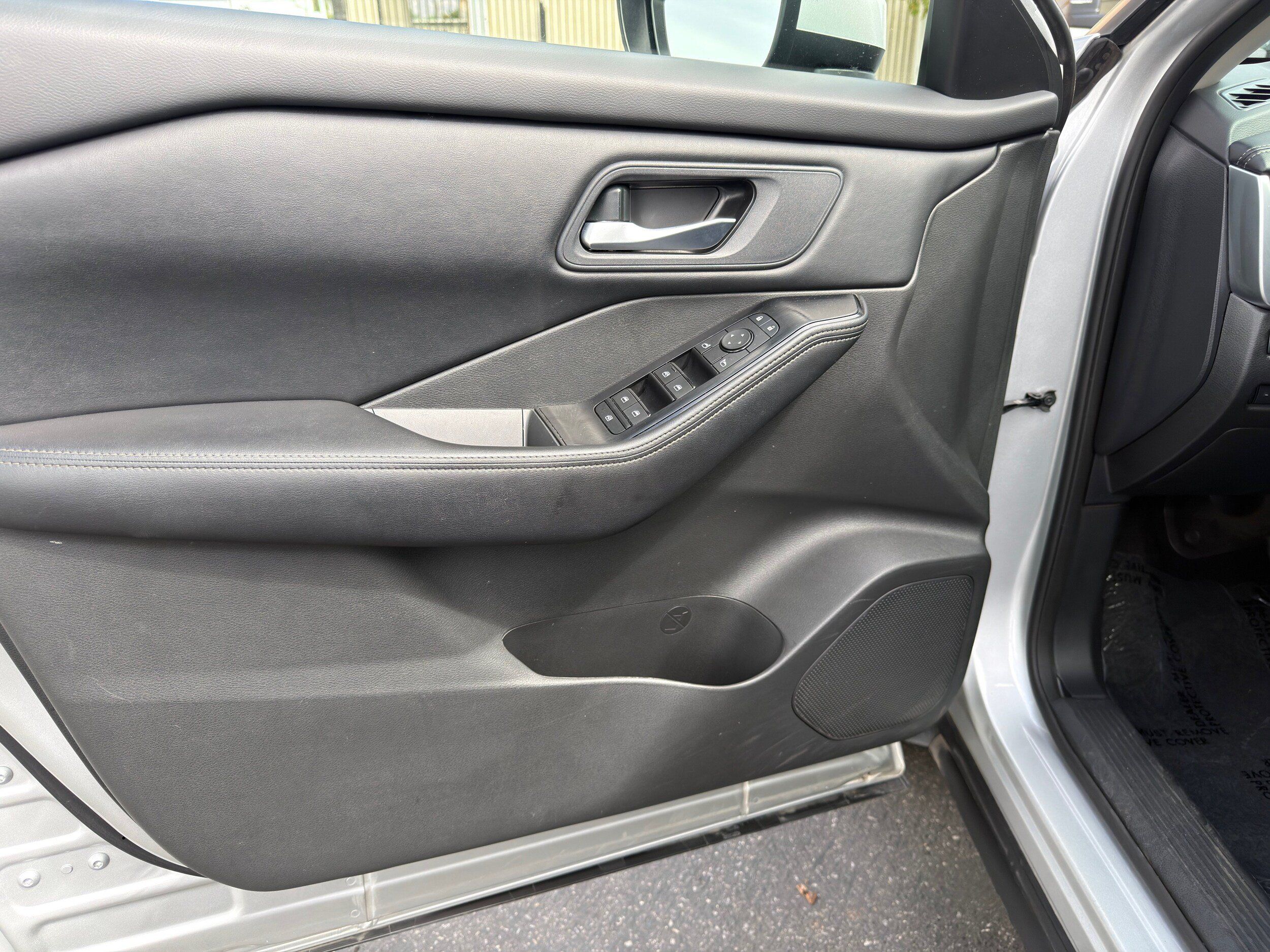 Used 2024 Nissan Rogue SV AWD/4WD image 23