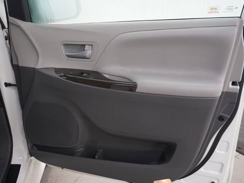 Used 2020 Toyota Sienna XLE Premium w/ Carpet Mat Package FWD image 12