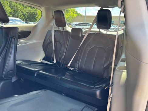 Used 2024 Chrysler Pacifica Limited FWD image 11