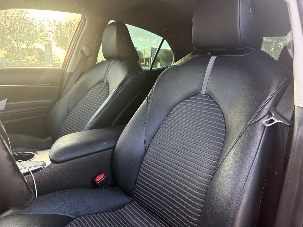 Used 2020 Toyota Camry SE w/ Convenience Package FWD image 18