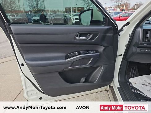 Used 2023 Nissan Pathfinder SL image 11