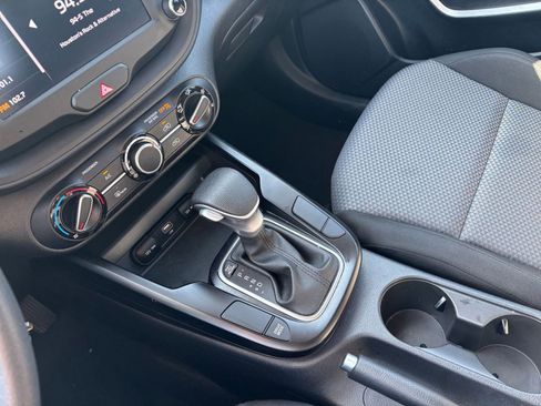 Used 2025 Kia Soul LX w/ LX Technology Package FWD image 39