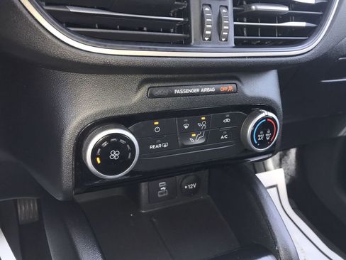 Used 2022 Ford Escape SE image 18