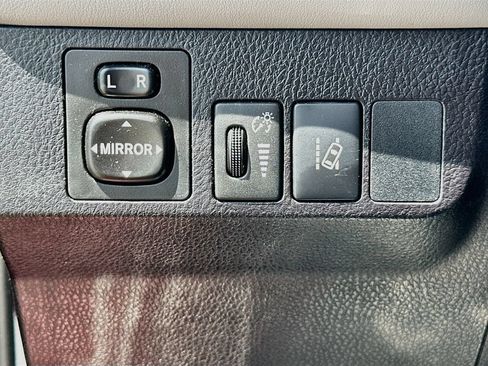 Used 2018 Toyota RAV4 Limited FWD image 10
