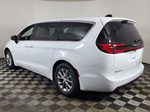 New 2026 Chrysler Pacifica Limited image 5