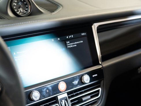 Certified 2026 Porsche Macan AWD/4WD image 21