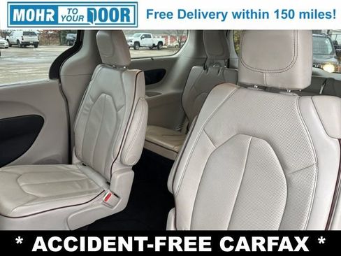 Used 2018 Chrysler Pacifica Limited image 30