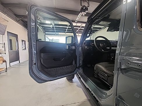 Used 2025 Jeep Wrangler Unlimited Rubicon AWD/4WD image 7