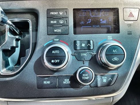 Used 2017 Toyota Sienna XLE AWD/4WD image 18