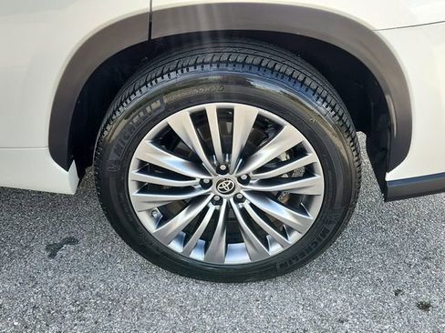 Used 2021 Toyota Highlander Platinum FWD image 8